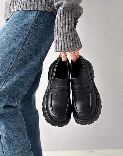 트렌드를 선도하는 독특한 디자인의 한정판 컬렉션 스니커즈 1A8ZG6