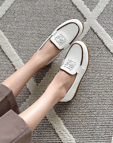 사계절 내내 편안하게 신을 수 있는 베이직 스타일 슈즈 1A8ZG0